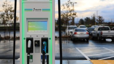 עמדות טעינה לרכב חשמלי בסן פרנסיקו של חברת Electrify America