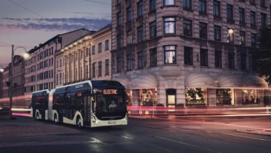 אוטובוס חשמלי מדגם 7900 של וולוו נוסע בלילה ברחוב