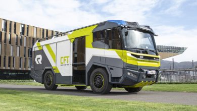 כבאית חשמלית של חברת רוזנבאואר בצבעים צהוב לבן ואפור