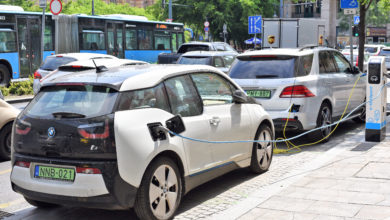 רכבים חשמליים ברחוב בבודפסט הונגריה מחוברים לעמדות טעינה