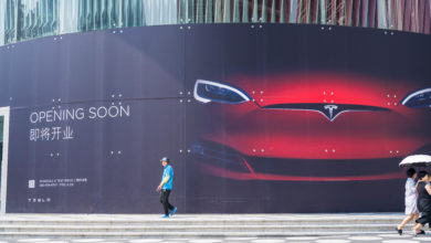 שלט של "טסלה מגיעה בקרוב" בעיר שנג'ן בסין