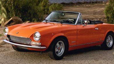 פיאט 124 בצבע כתום אדום שהוסבה להנעה חשמלית עומדת בטבע