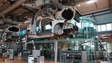 פס ייצור של פולסקווגן גולף חשמלית במפעל השקוף של פולקסווגן בדרזדן