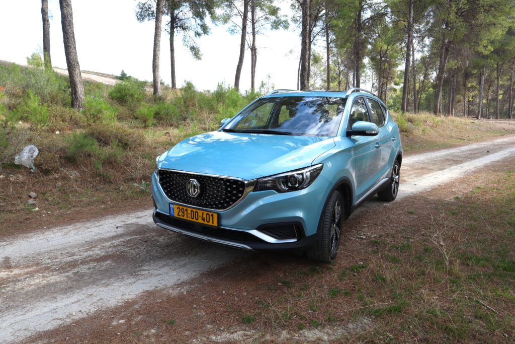MG ZS EV חשמלית בצבע תכלת ביער
