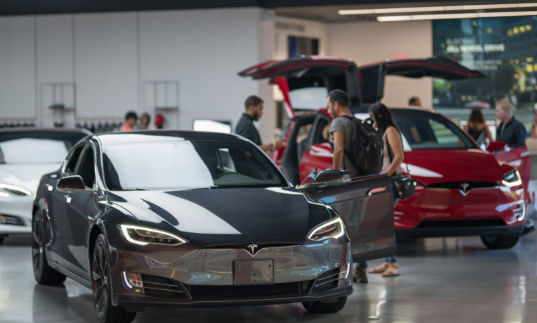 חנות של טסלה עם לקוחות סביב טסלה מודל S וטסלה מודל X בפלורידה ארצות הברית.