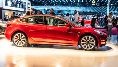 טסלה מודל 3 אדומה בתערוכת הרכב הבינלאומית בפריז