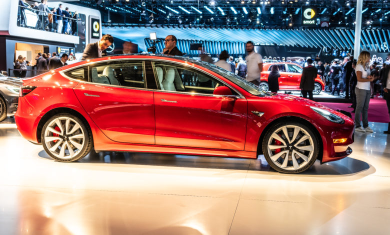 טסלה מודל 3 אדומה בתערוכת הרכב הבינלאומית בפריז