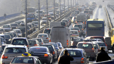 עומס תנועה של מכוניות בכביש מהיר