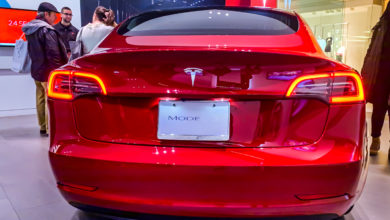 מבט אחורי על טסלה מודל 3 אדומה בתצוגה במישיגן ארצות הברית