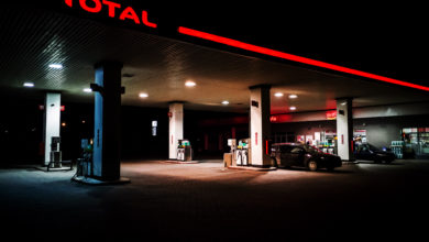 תחנת דלק של חברת טוטאל עם כיתוב אדום זוהר בלילה