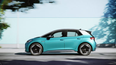 פולקסווגן ID.3 החדשה במבט מהצד בנסיעה בעיר