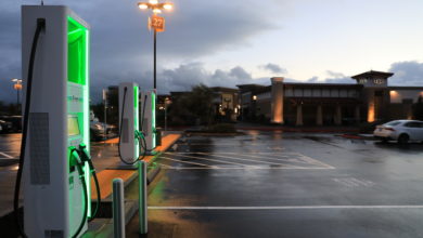 עמדות טעינה של חברת Electrify America בסן פרנסיסקו