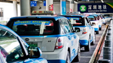 מוניות חשמליות של חברת BYD עומדות בתור בתחנת רכבת בעיר שנג'ן שבסין