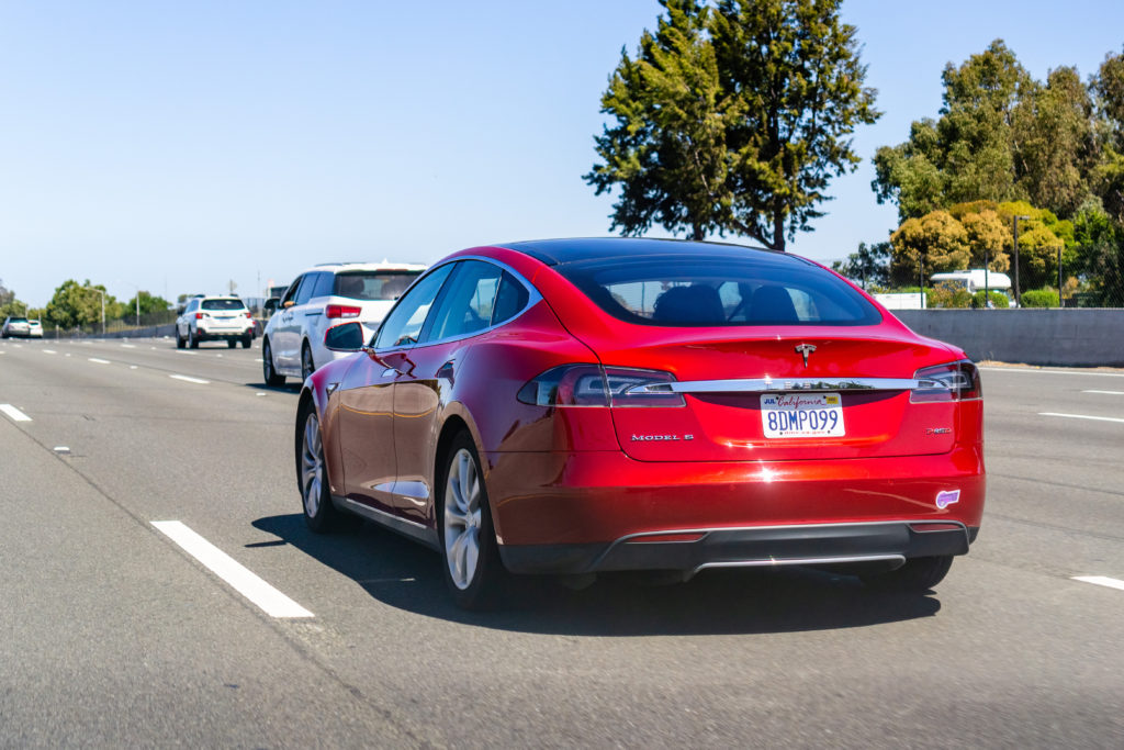 טסלה מודל S אדומה P85D נוסעת על כביש מהיר בקליפורניה ארצות הברית