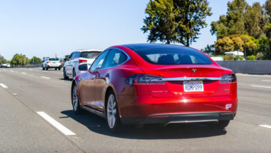 טסלה מודל S אדומה P85D נוסעת על כביש מהיר בקליפורניה ארצות הברית