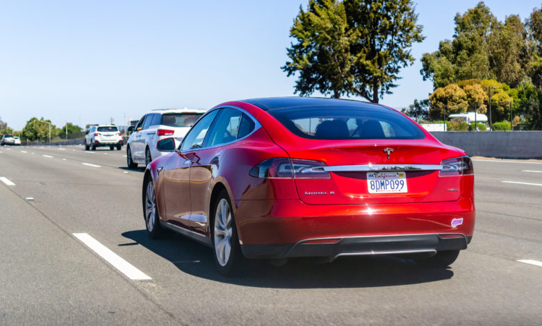 טסלה מודל S אדומה P85D נוסעת על כביש מהיר בקליפורניה ארצות הברית
