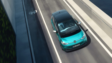 פולקסווגן ID.3 החשמלית החדשה בצבע טורקיז נוסעת על כביש, צילום מרחפן