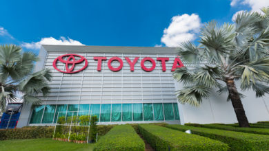 מבנה של מפעל של טויוטה עם הלוגו של טויוטה באדום