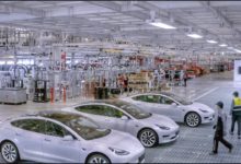 שורה של טסלה מודל 3 בצבע לבן עומדות באמצע המפעל בשנגחאי שבסין