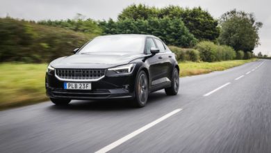 Polestar 2 שחורה נוסעת על כביש, צילום מקדמת הרכב