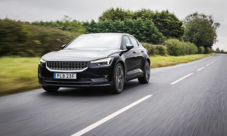 Polestar 2 שחורה נוסעת על כביש, צילום מקדמת הרכב