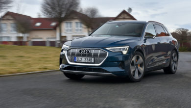 אאודי אי-טרון בנסיעה על כביש בפראג