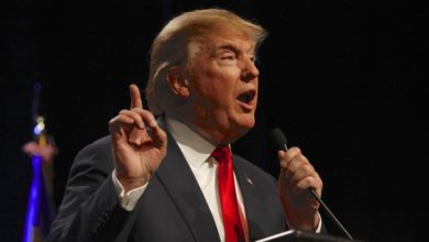 דונלד טראמפ נואם מול מיקרופון