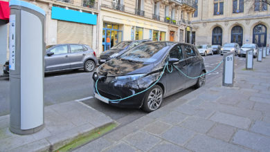 רנו זואי חונה ברחוב בפריז ומחוברת לעמדת טעינה