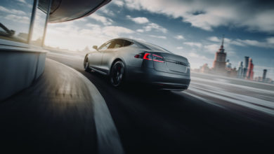 טסלה מודל S מאחור על כביש