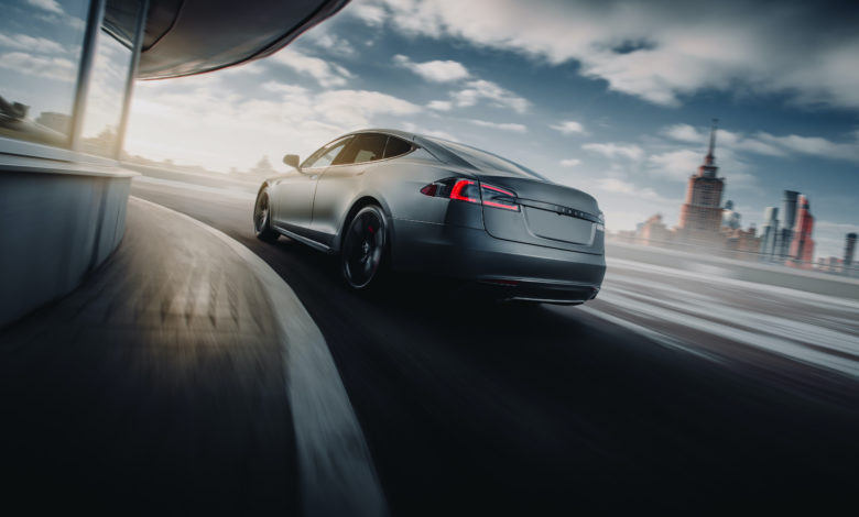 טסלה מודל S מאחור על כביש