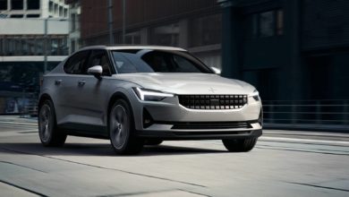 פולסטאר 2 אפורה על כביש עירוני