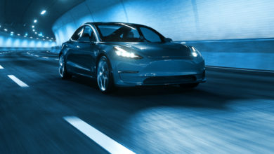 רכב חשמלי של טסלה נוסע במנהרה