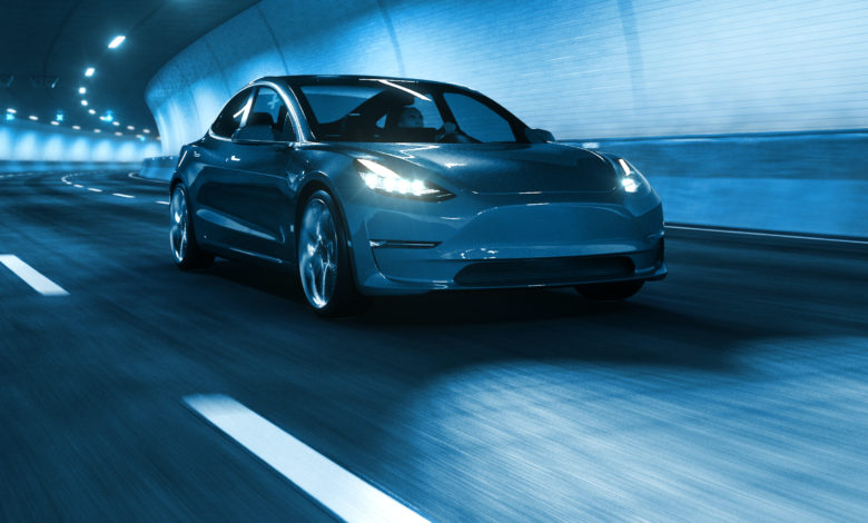 רכב חשמלי של טסלה נוסע במנהרה