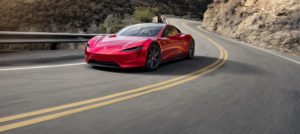 טסלה רודסטר אדומה על כביש בארצות הברית