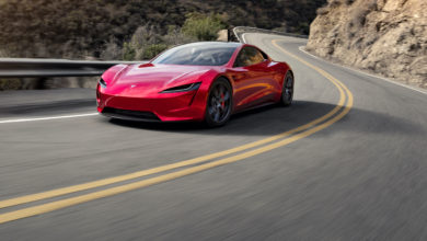 טסלה רודסטר אדומה על כביש בארצות הברית