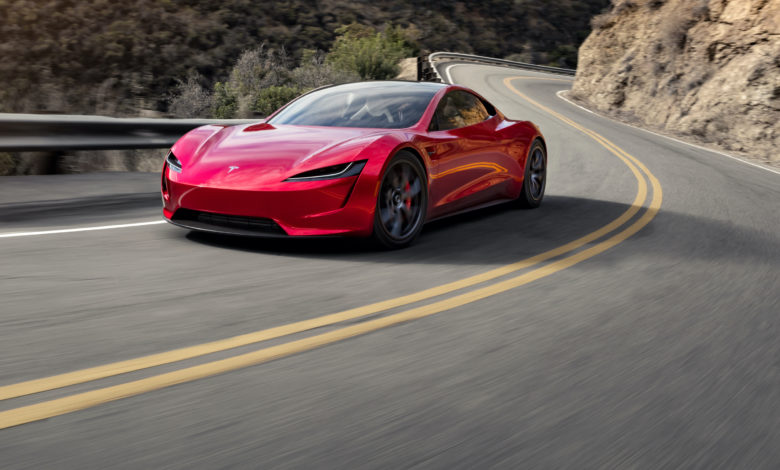טסלה רודסטר אדומה על כביש בארצות הברית