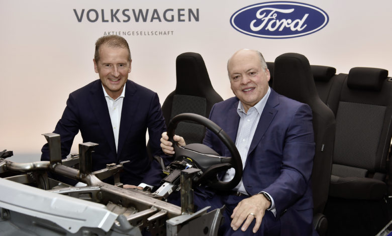 מנכל פולקסווגן, הרברט דיס (משמאל) עם מנכל פורד, ג'ים הקט