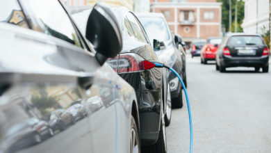 רכבים חשמליים ובינהם טסלה נטענים בחניה ברחוב, אוסלו, נורווגיה