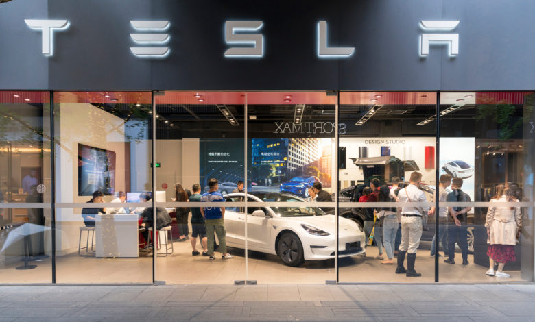 חנות של טסלה עם מודל 3 ולקוחות בסין