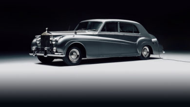 לונאז רולס רויס פנטום V בצבע אפור מחוברת עם כבל חשמלי