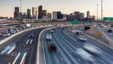 כביש מהיר בארצות הברית עם תנועת רכבים עליו