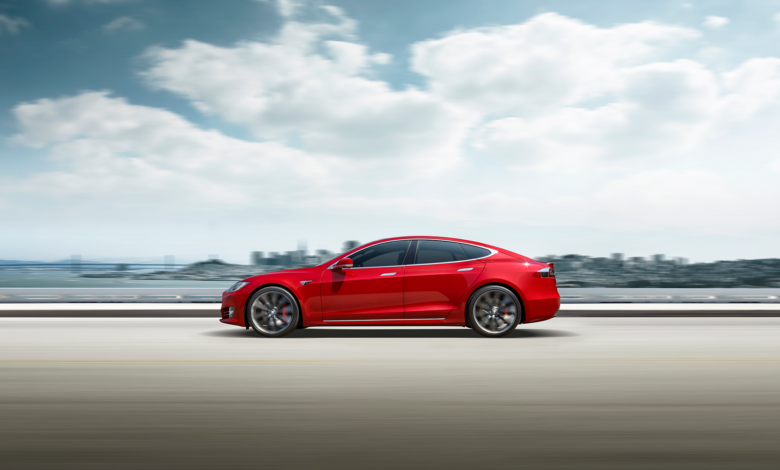 טסלה מודל S אדומה על כביש