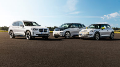 שלושה רכבים חשמליים של ב.מ.וו עומדים אחד ליד השני, i3, מיני חשמלי ו-iX3