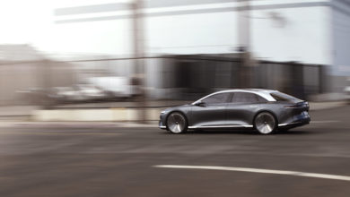 רכב חשמלי של חברת לוסיד מוטורס נוסע על כביש עירוני