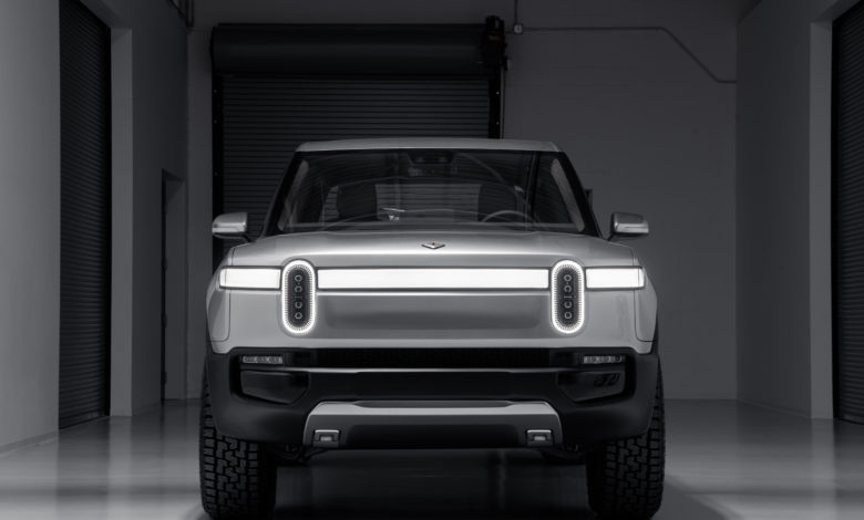 ריביאן R1T בצבע אפור בתוך הגראג׳