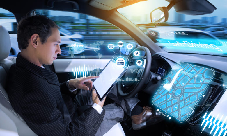 אדם נמצא בתא הנהג של רכב אוטונומי וקורא בטאבלט במקום להיות על ההגה