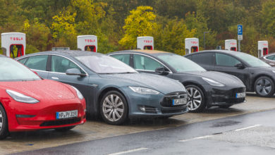 רכבים של טסלה מחוברים לעמדה מהירה של טסלה בפרנקפורט גרמניה