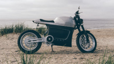 אופנוע חשמלי של טרפורם עומד בחולות