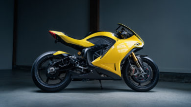 אופנוע חשמלי Hypersport בצבע צהוב של חברת דיימון בתצוגה