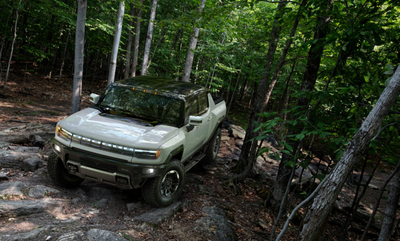 האמר חשמלי של GMC בנסיעה בשטח מיוער